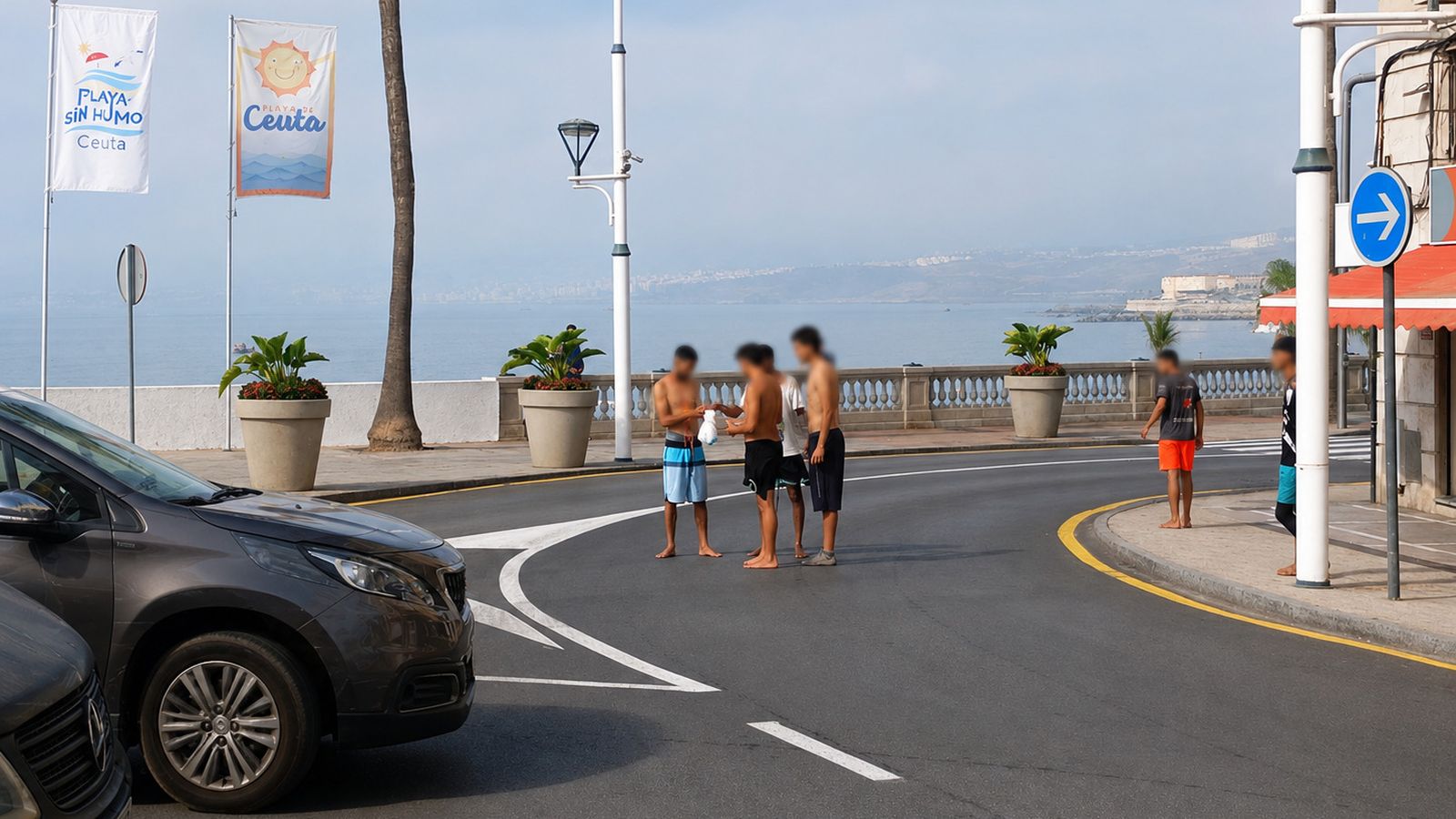Varios jóvenes descalzos, en mitad de la carretera, en la confluencia entre Colón, Independencia y Victori Goñalons