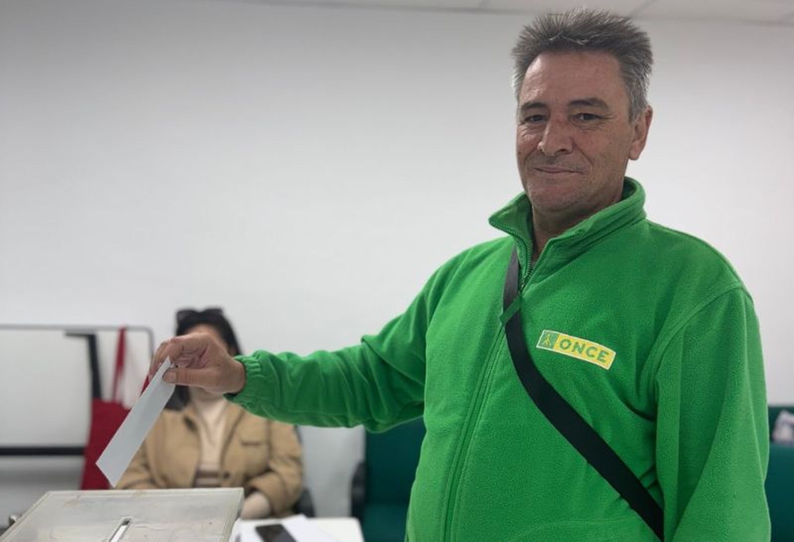 Un votante en las elecciones sindicales de la ONCE. / FOTO CEDIDA