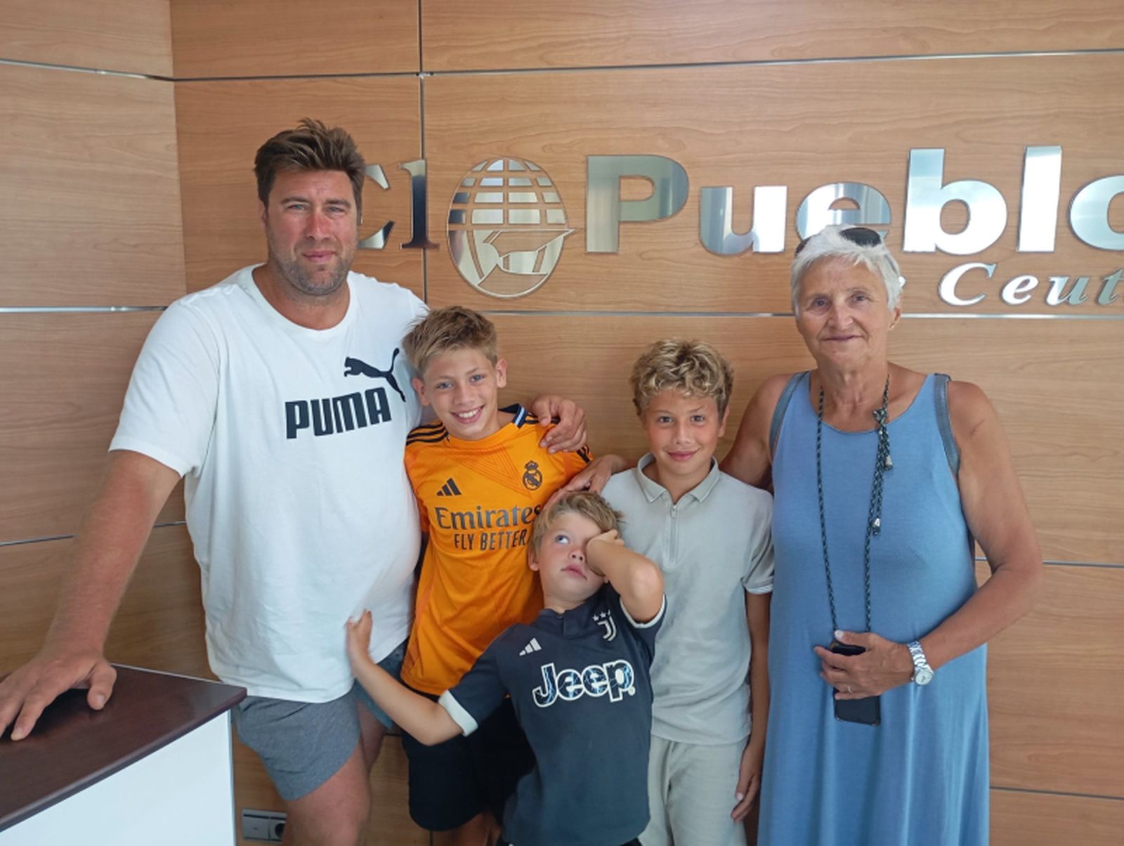 Guillermo Molina, con sus hijos y su madre, María del Carmen Ríos / Foto: Coronado