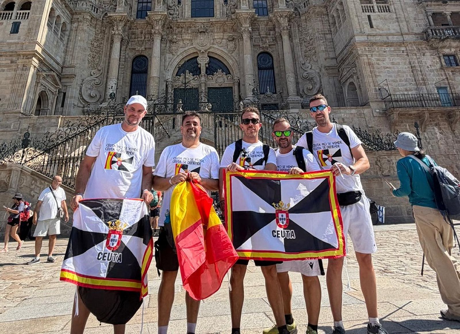 Los ceutíes delante de la Catedral de Santiago