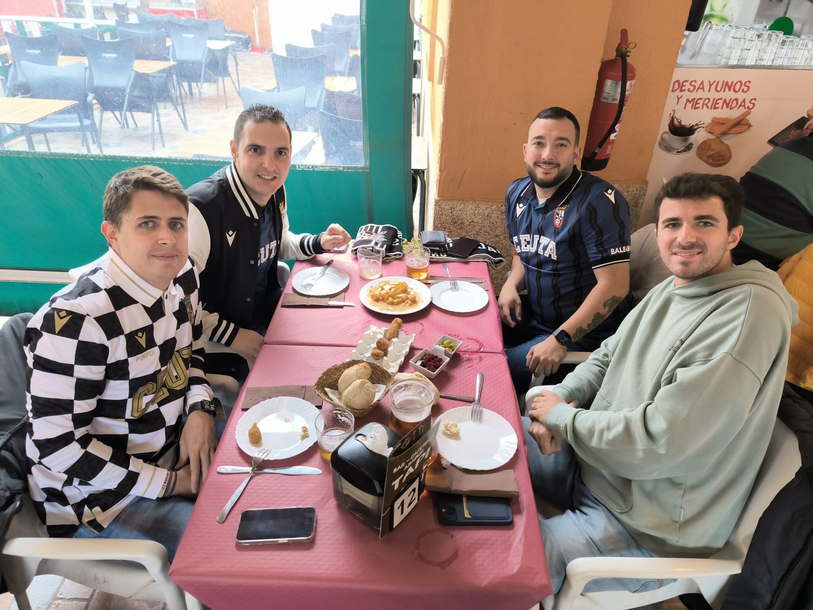 La afición ceutí ya disfruta del ambiente antes del partido a los alrededores del Alfonso Murube