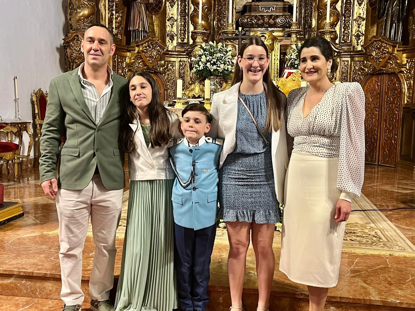 El vicario oficia comuniones en el Santuario de la Virgen de África