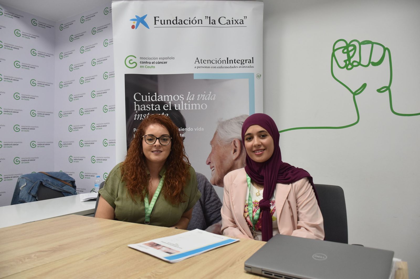 La trabajadora social y la psicóloga de la AECC, Verónica Luque y Sukaina Abdeselam, en la sede de la entidad