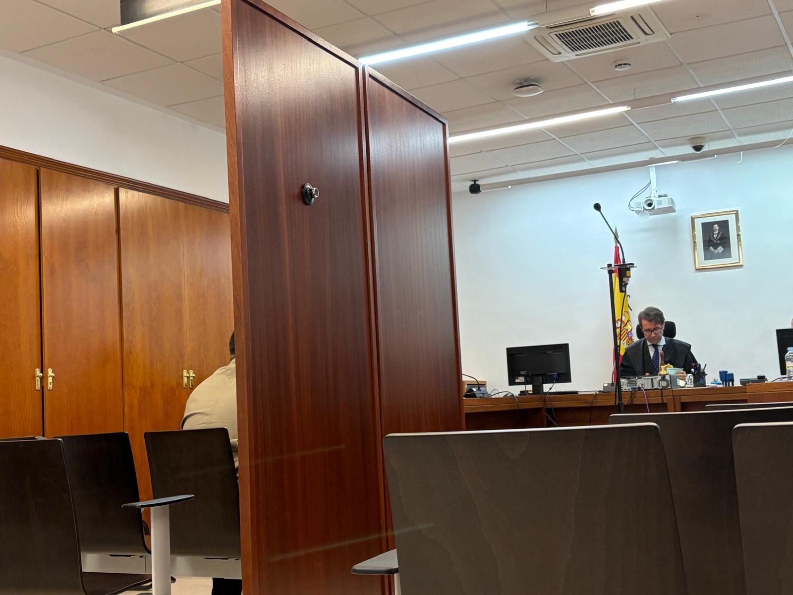 El acusado tras un biombo que lo separa de la denunciante.