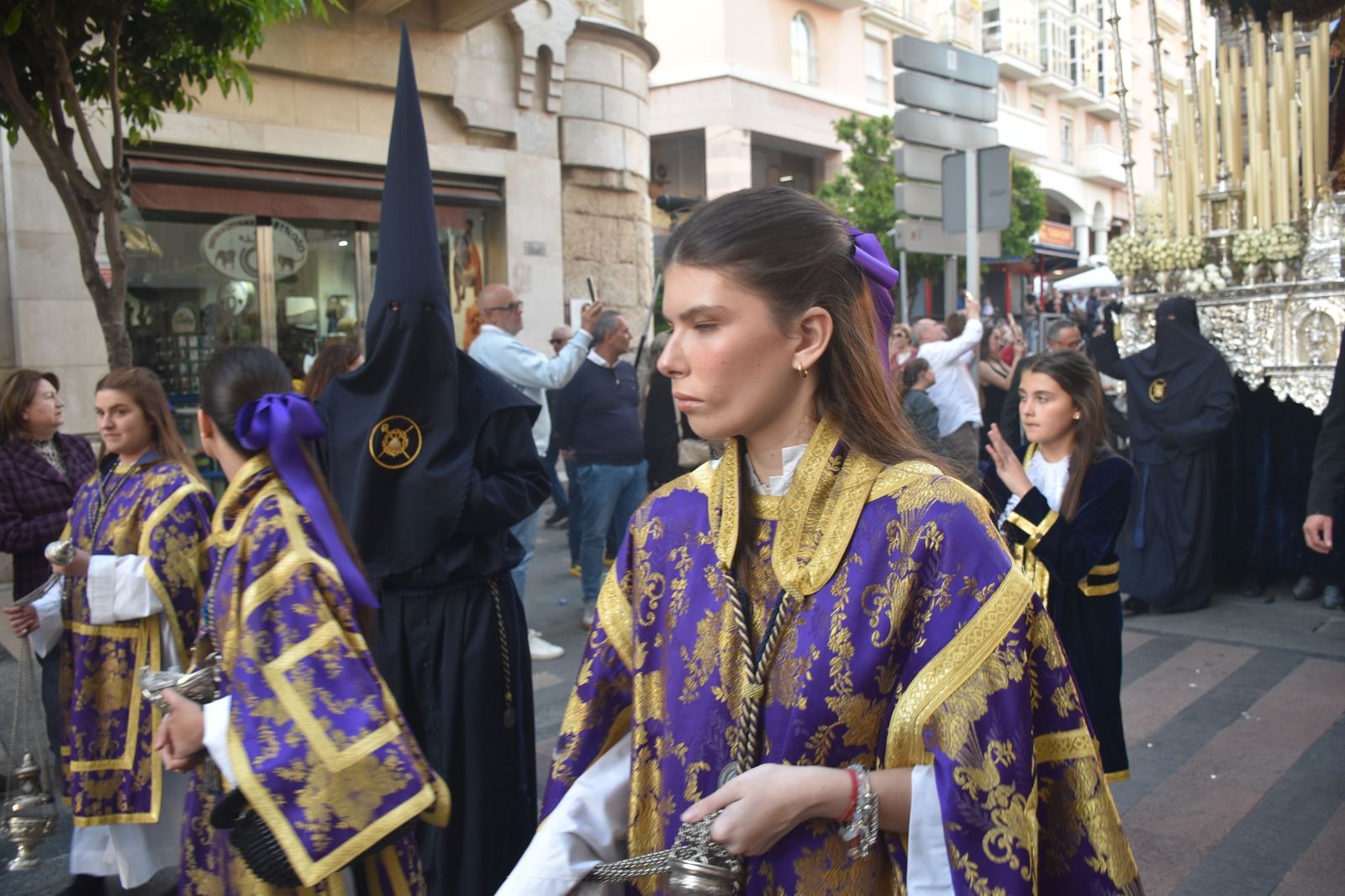 Aroma cofrade y estudiantil: Las Penas reina en el Jueves Santo