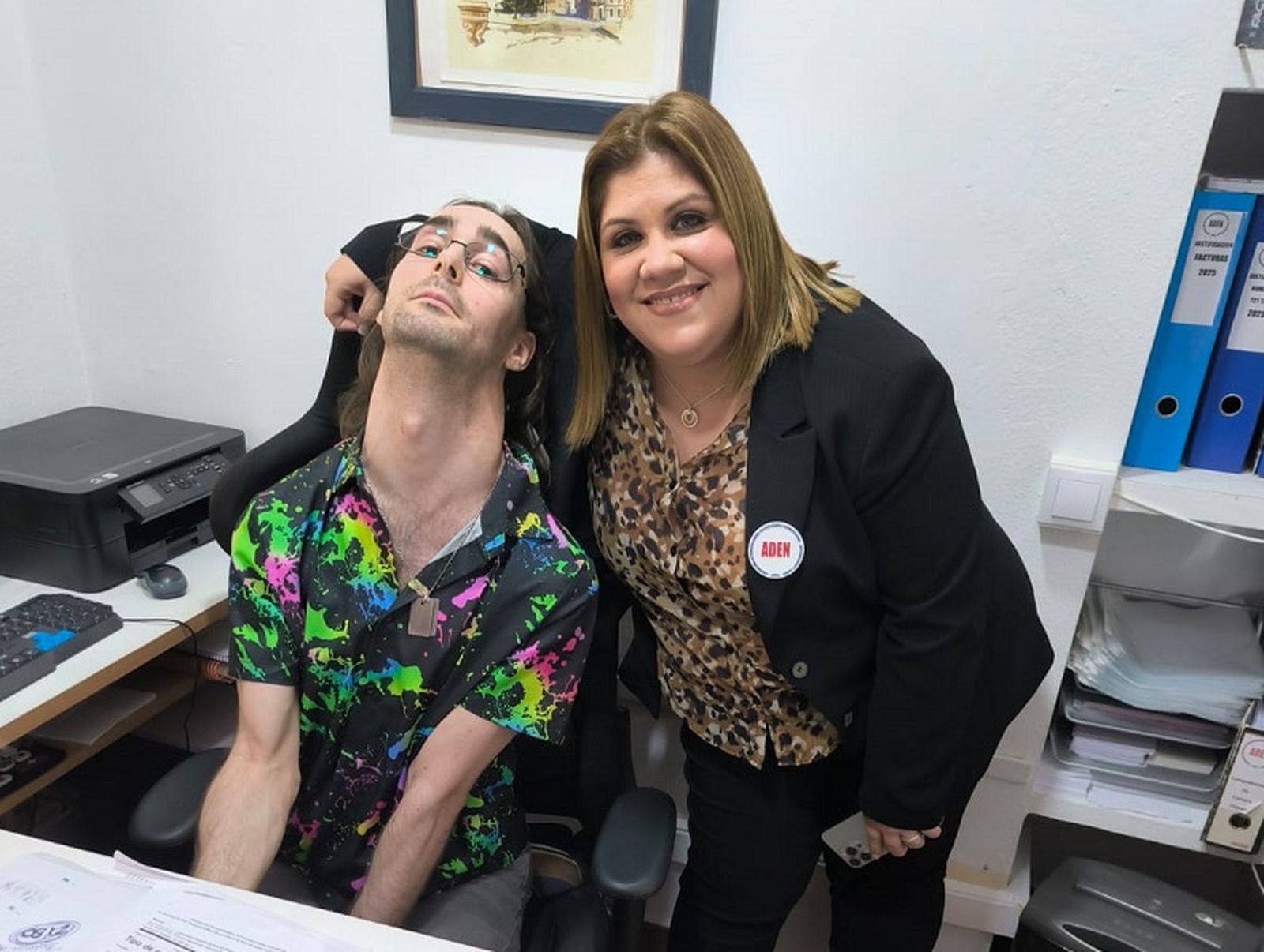 Luis Espinosa, usuario de ADEN, junto a la presidenta de la entidad, Ana Isabel García, este viernes en la sede. / FOTO NICOL´S