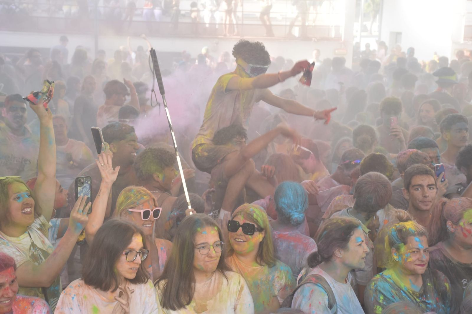 El Holi vuelve a teñir Ceuta de color por la solidaridad y el amor