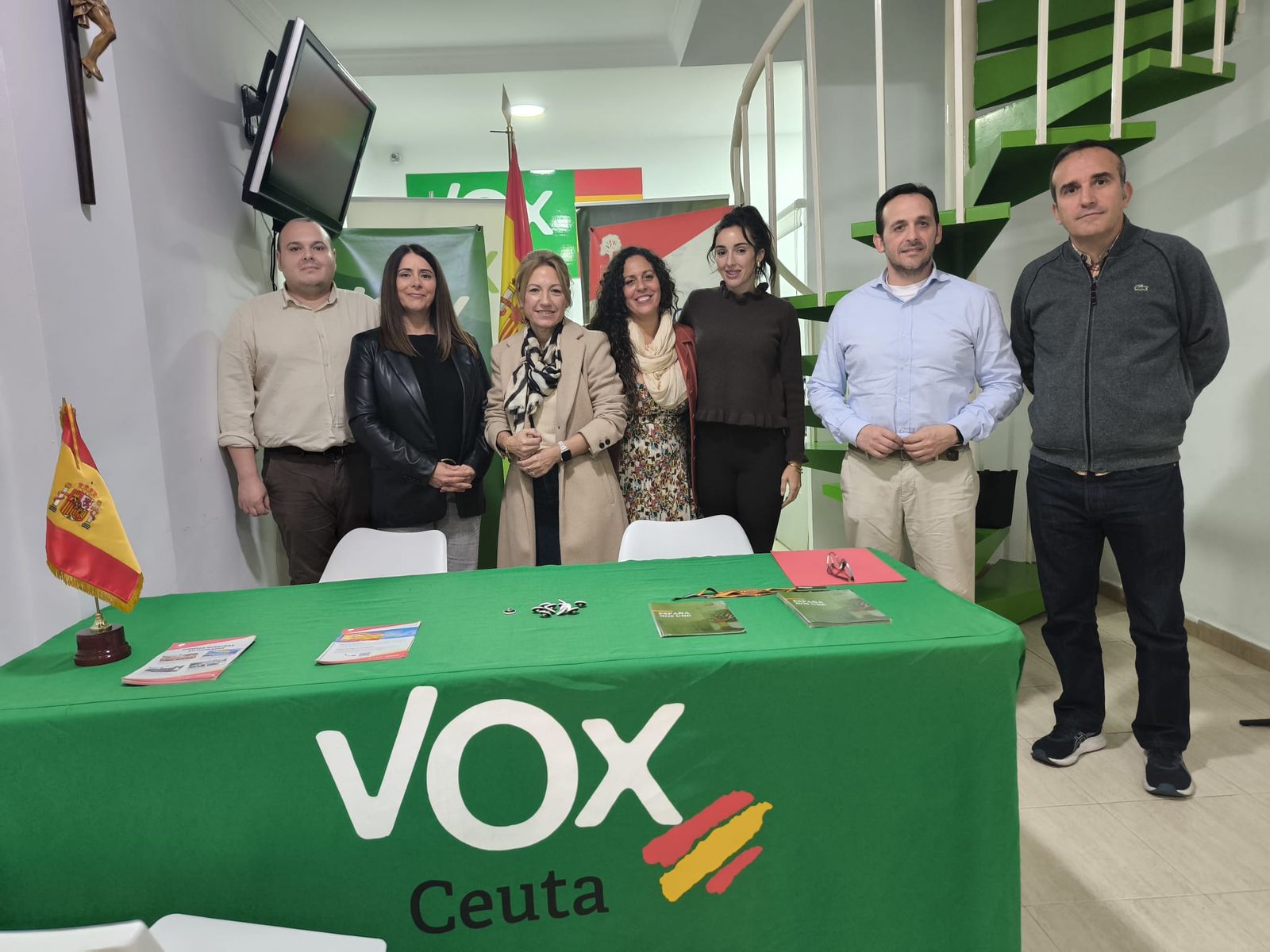 Las representantes de 'Nuestro corazón por bandera' junto a miembros de Vox Ceuta