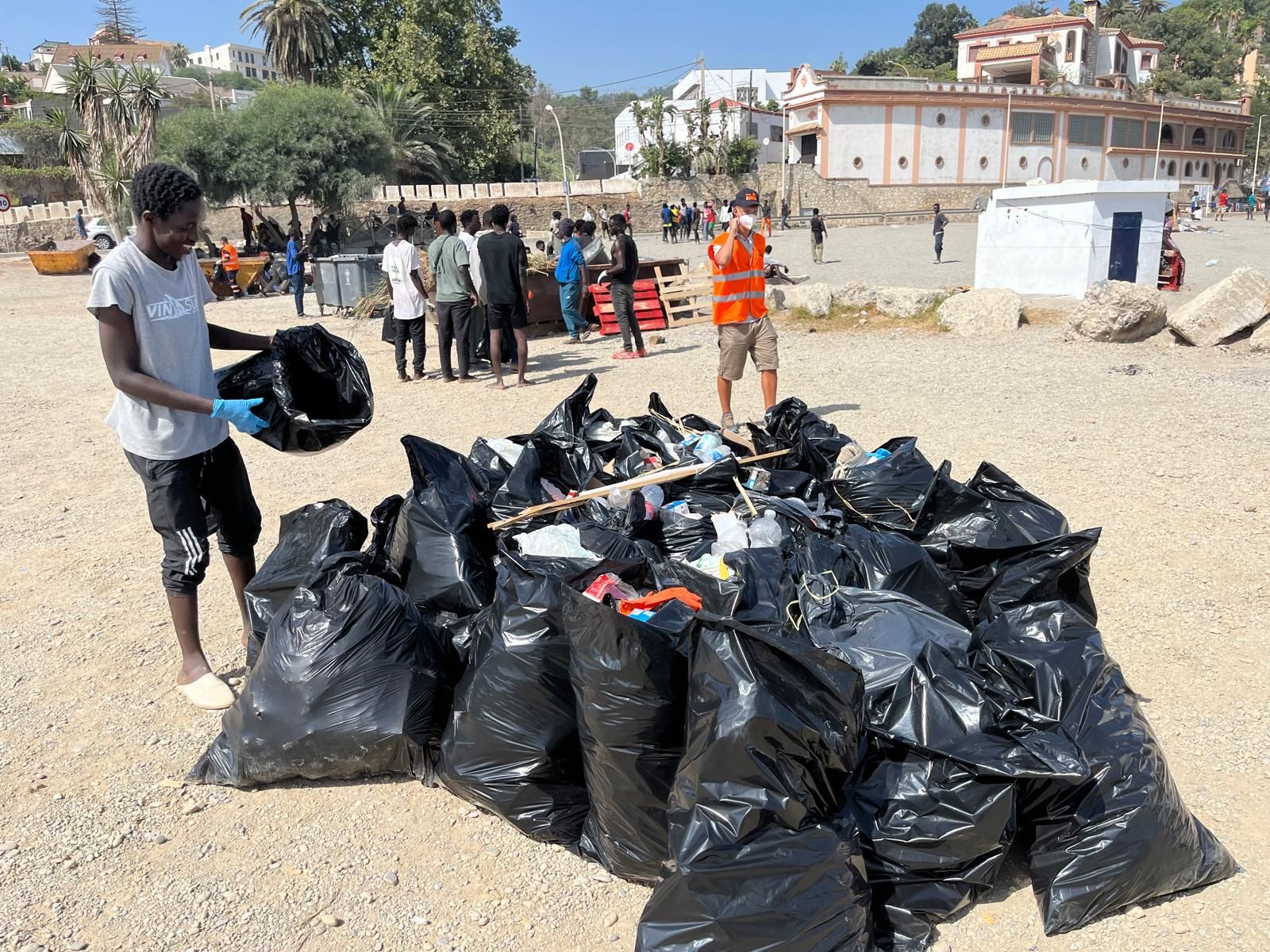 La Playa del Trampolín se llena de chozas como refugio de los migrantes