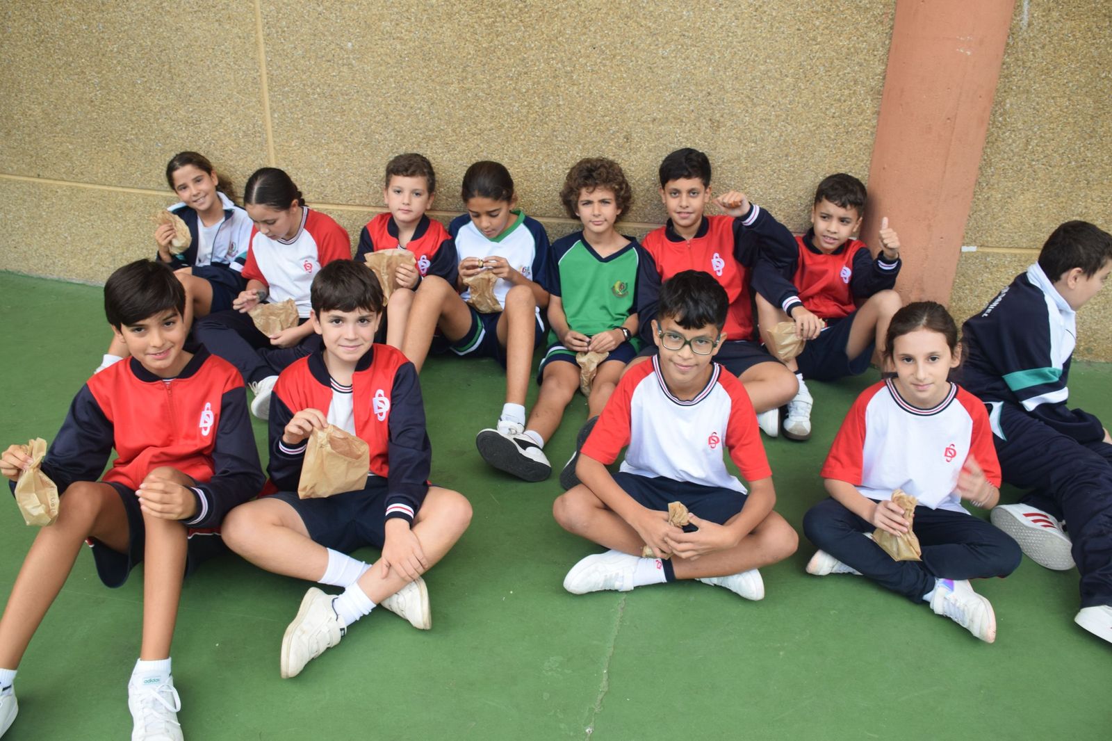 FOTOGALERÍA | El Castañero visita el Colegio San Daniel para 'encender' la tradición de La Mochila