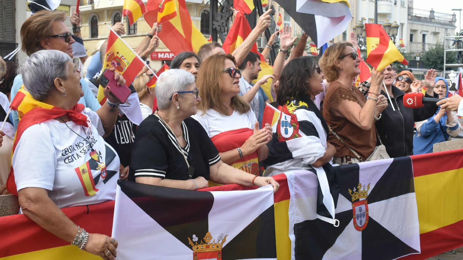 Cientos de ceutíes esperan a los Reyes a las puertas del Palacio Autonómico