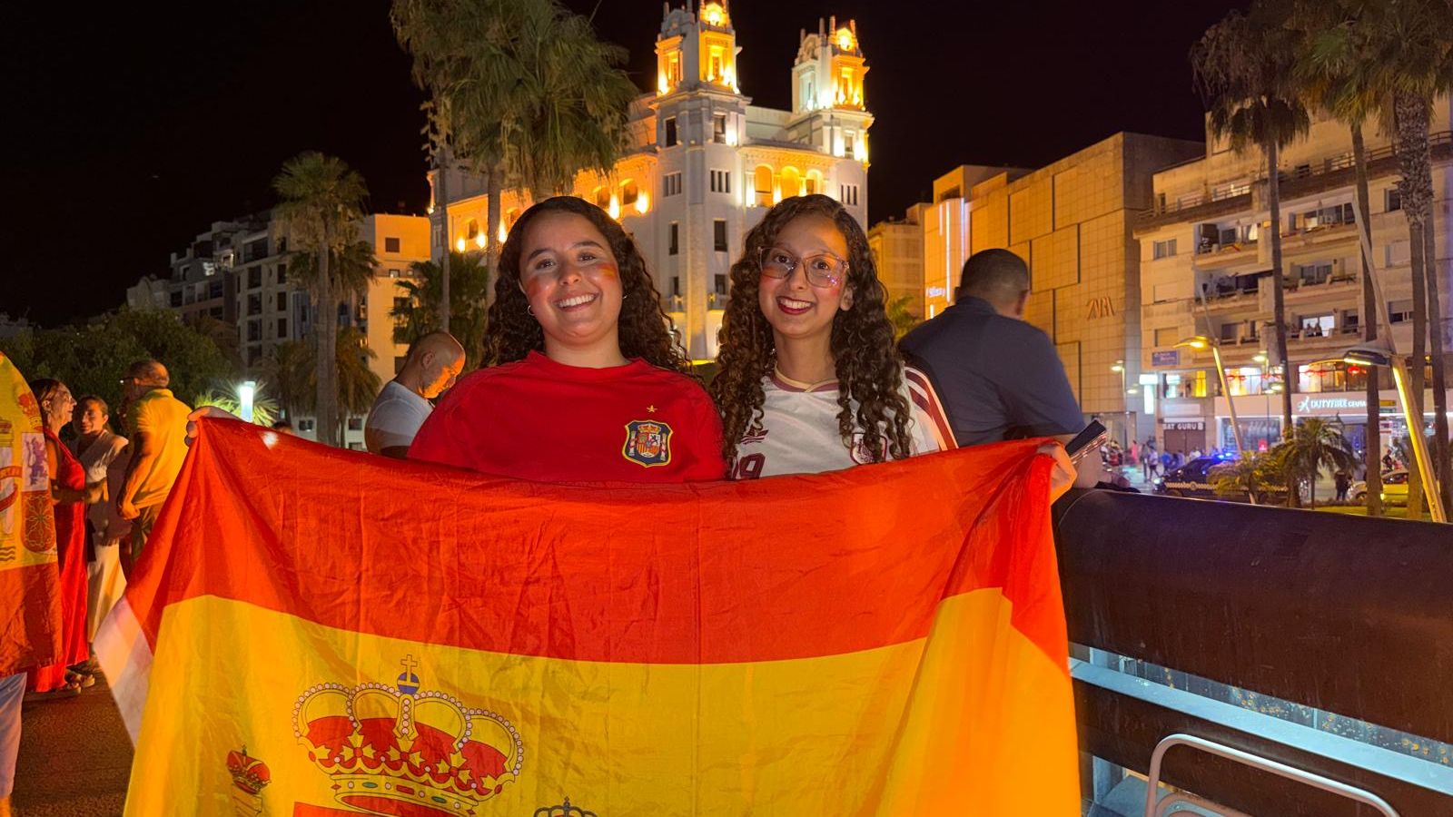 Celebración de la victoria de España frente a Francia en la semifinal del Mundial 2026 en la playa de La Ribera