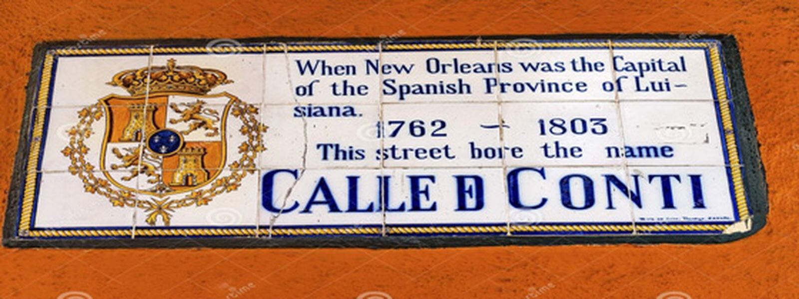 LETRERO DE LA CALLE CONTI, DONDE ESTUVIERON LOS ALMACENES DE GILBERT ANTOINE DE SAINT MAXENT: “Cuando Nueva Orleans era la Capital de la Provincia Española de Luisiana. Esta calle llevaba el nombre de Calle de Conti”. / FOTO CEDIDA