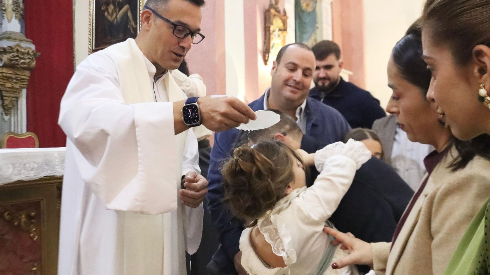 Mañana de bautizos en la parroquia de Nuestra Señora de Los Remedios