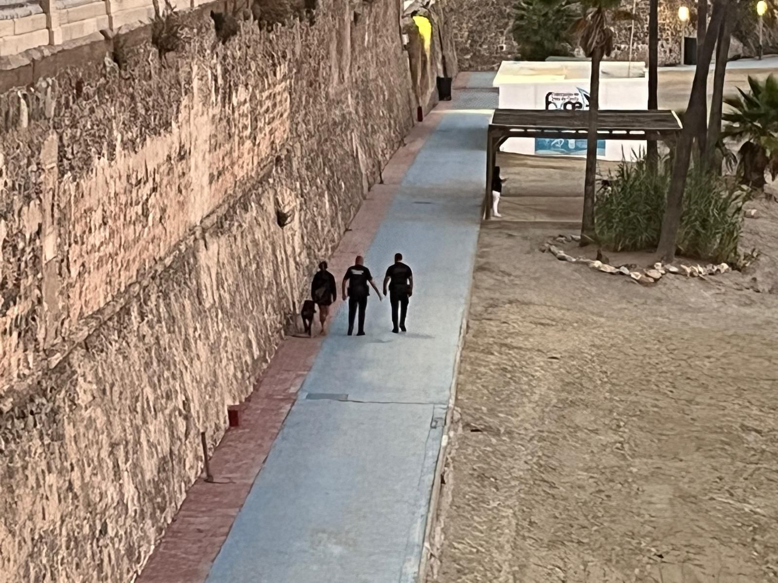 Un agente de la Policía Local acompaña a los dueños del perro que atacó a la menor instantes después de la agresión