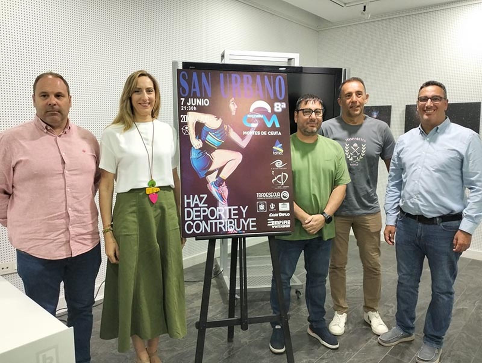 Los organizadores de la prueba, a la derecha, junto a la gerente del ICD y el director general de Deportes/FOTO EL PUEBLO
