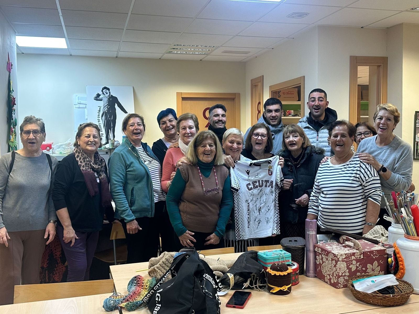 Entrega de la camiseta Hypermotion de la AD Ceuta FC a la ganadora del sorteo