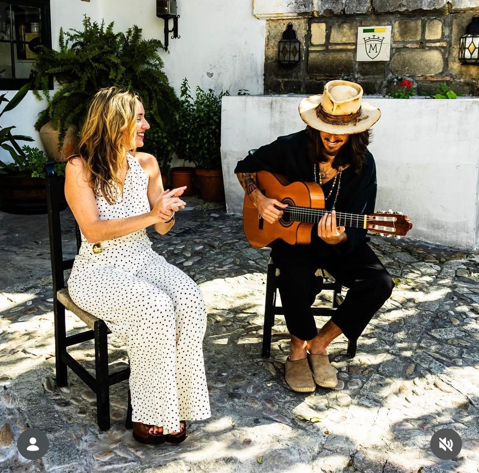 Rocío Soto cantando y tocando las palmas