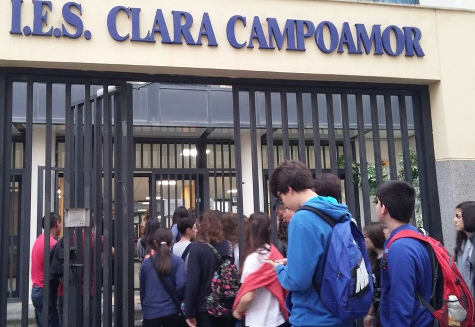 Un grupo de escolares, ante las puertas del instituto Clara Campoamor