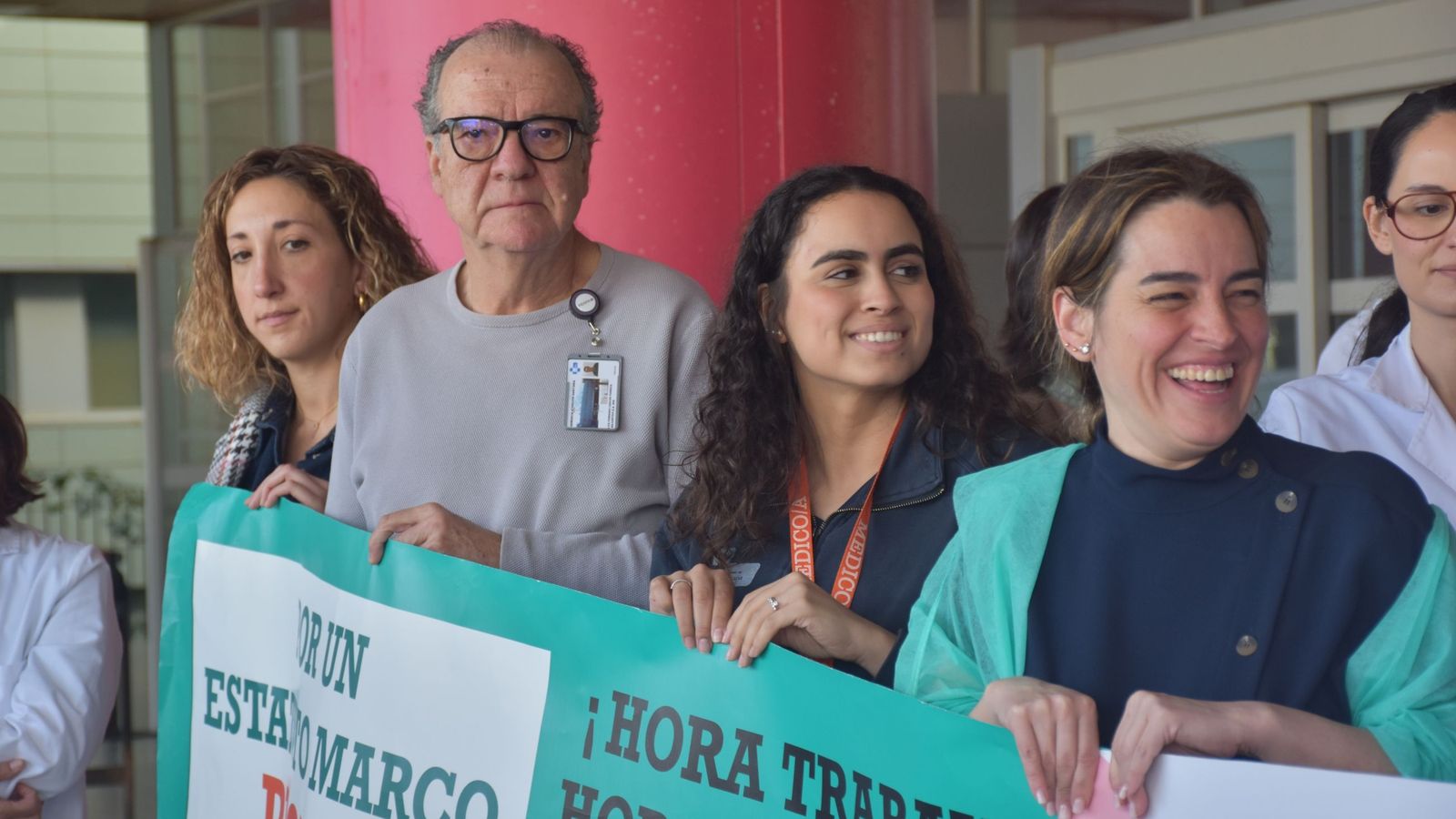 Concentración de médicos en el HUCE por la huelga nacional