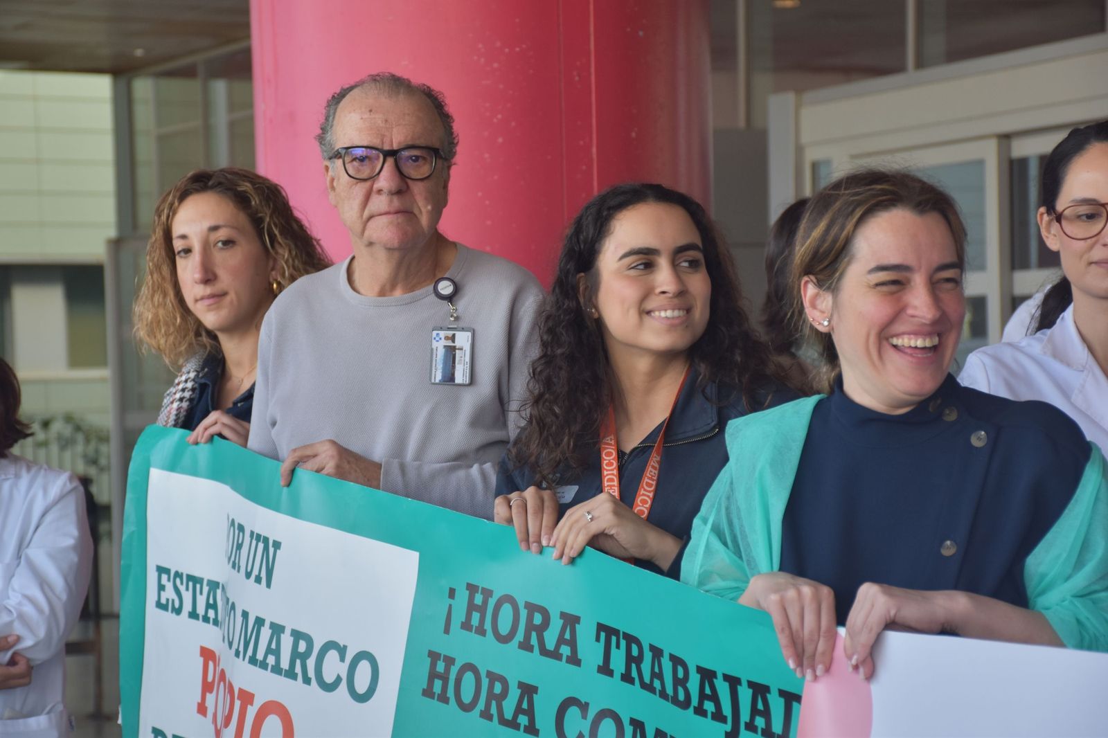 Concentración de médicos en el HUCE por la huelga nacional