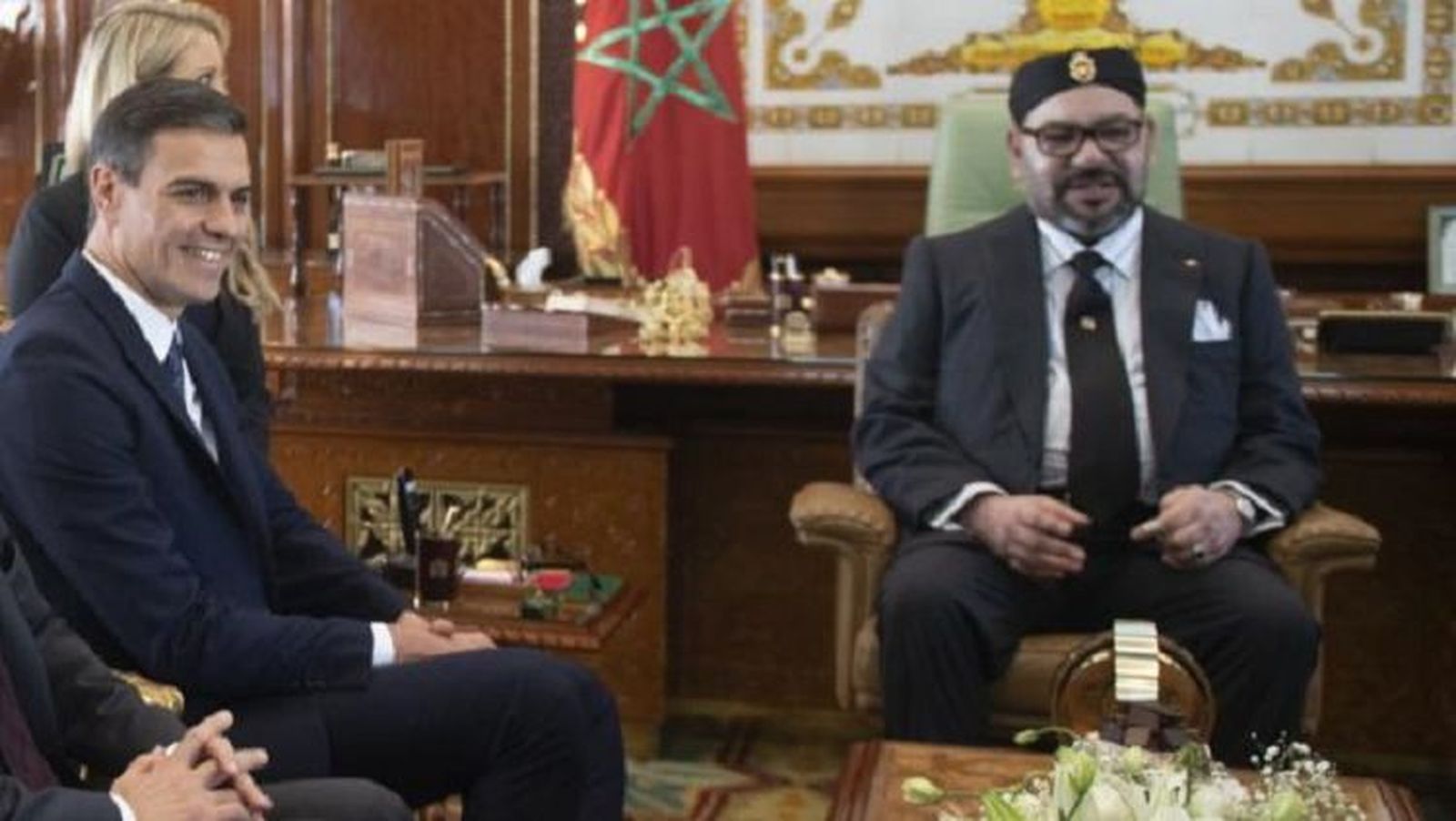 El presidente del Gobierno, Pedro Sánchez, y el rey de Marruecos, Mohamed VI