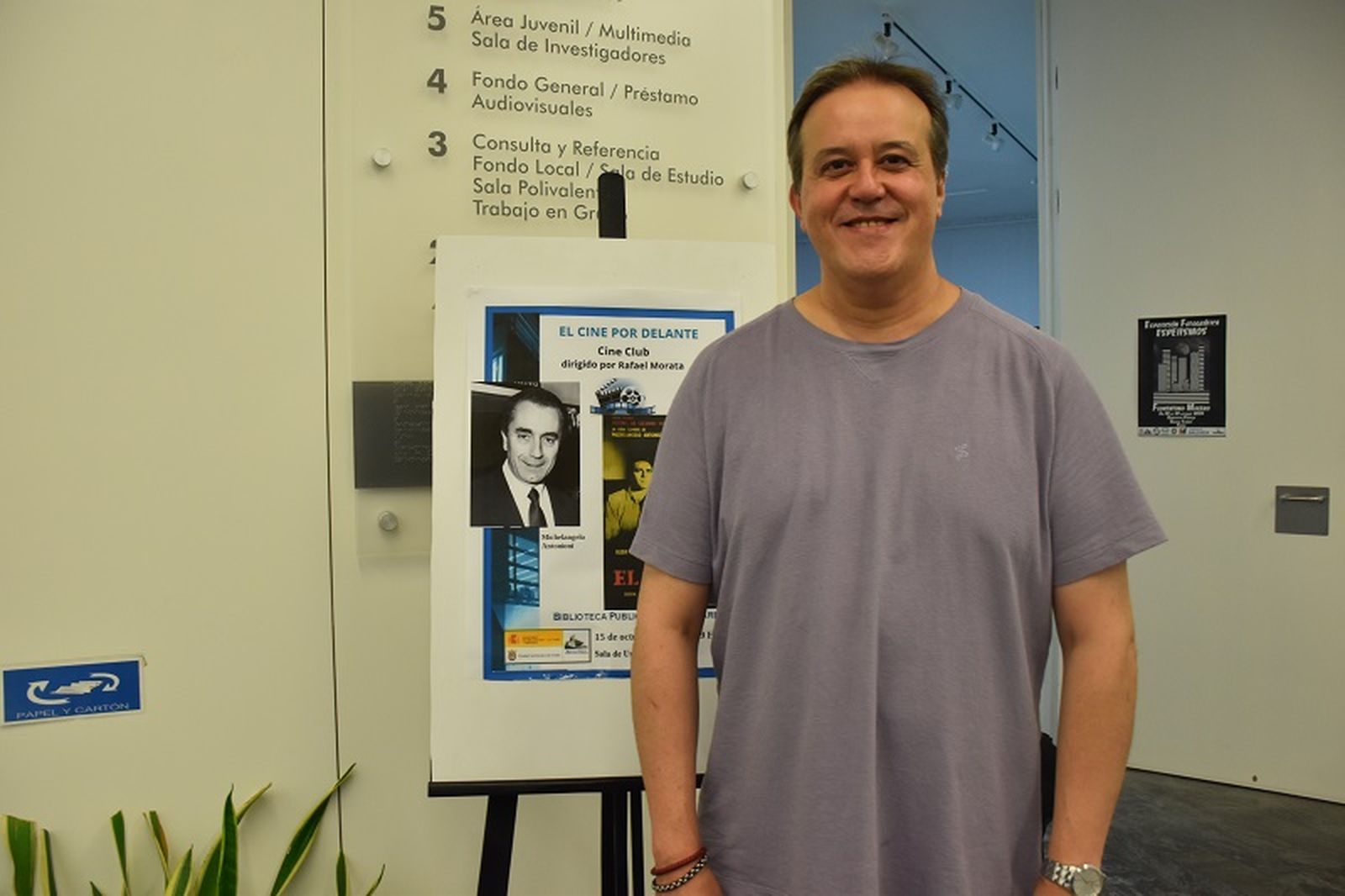 El profesor Rafael Morata, militante del PSOE y sindicalista, junto a un cartel de su cine club ‘El cine por delante’. / FOTO G.S.