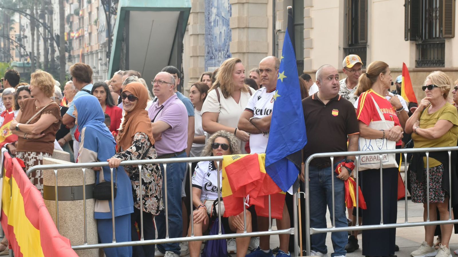 Cientos de ceutíes esperan a los Reyes a las puertas del Palacio Autonómico