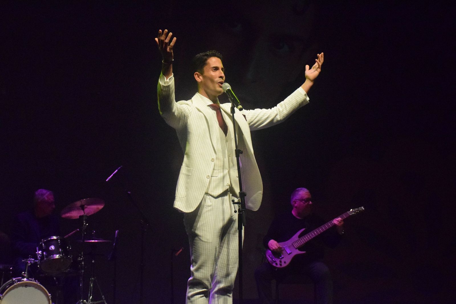 Fran Doblas durante su actuación este jueves en el Revellín.