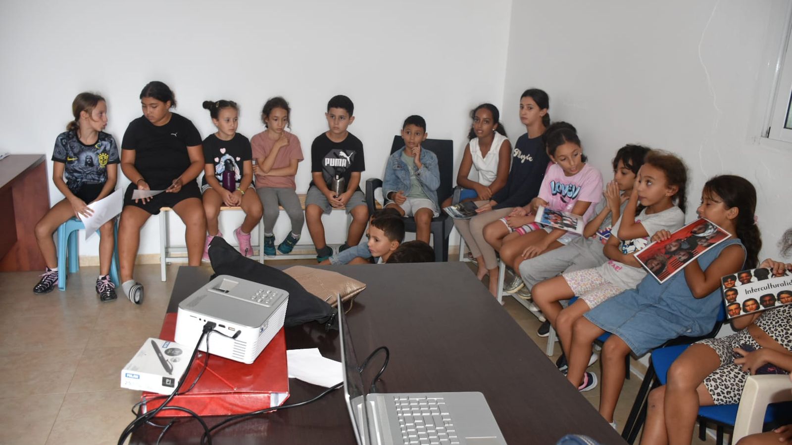 Jóvenes en Benzú preparados para el taller sobre sensibilización contra el racismo y la xenofobia impartido por la asociación Cardijn