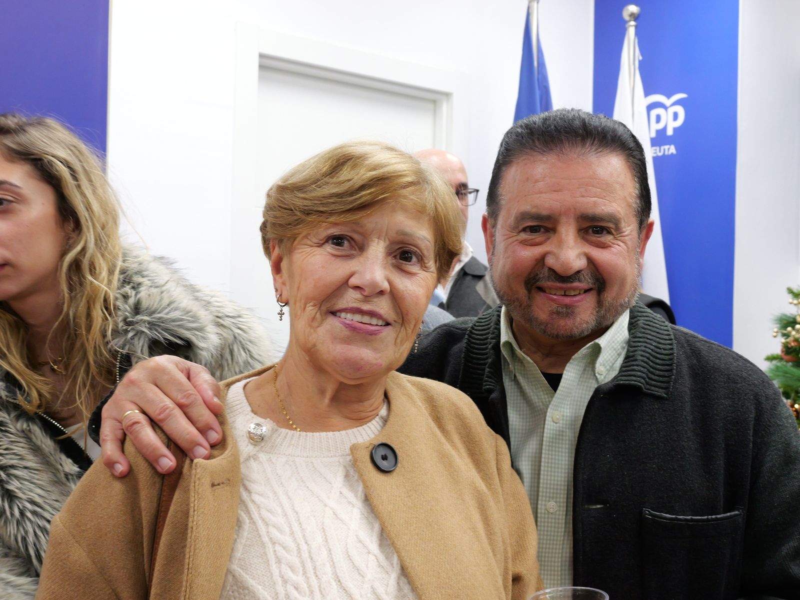 Vivas sugiere un relevo futuro y reivindica su gestión en la copa navideña del PP