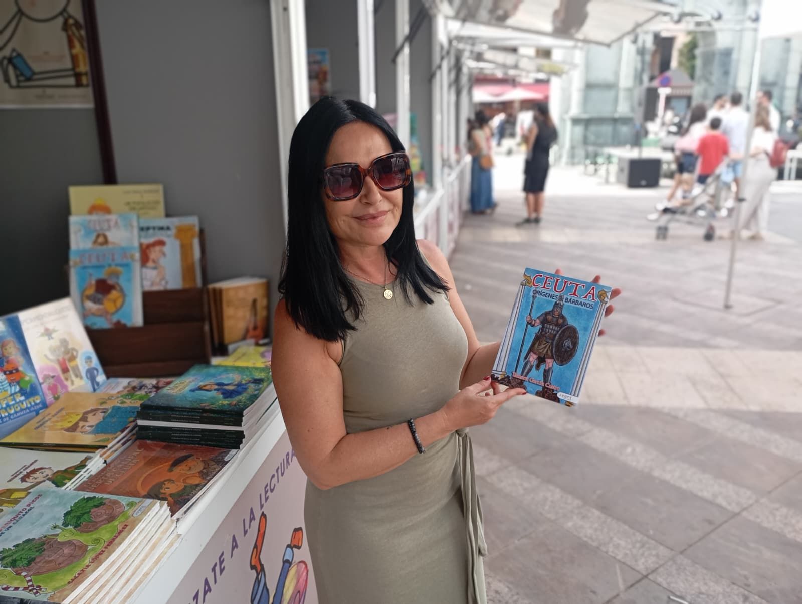 Tamara García mostrando su nueva saga en su stand de la Feria del Libro