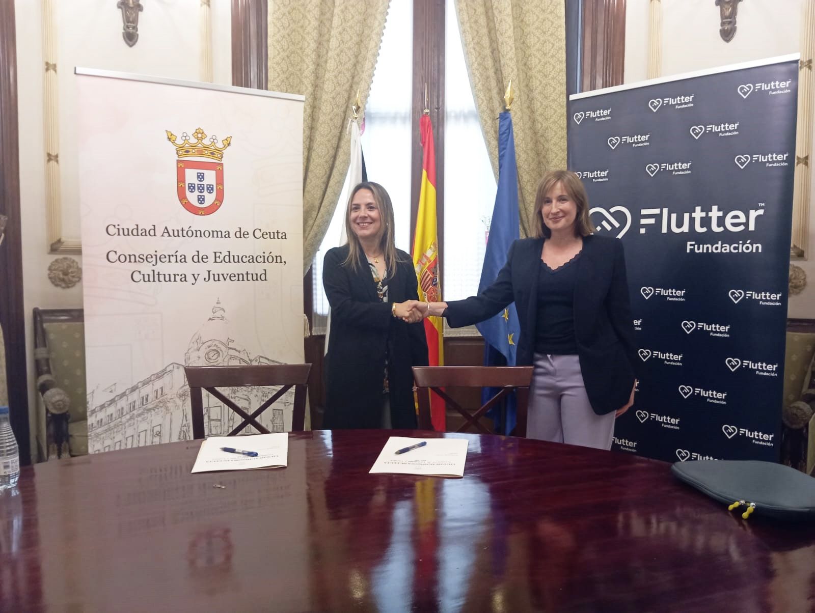Un momento del acto de firma del convenio entre la Ciudad y la Fundación Flutter