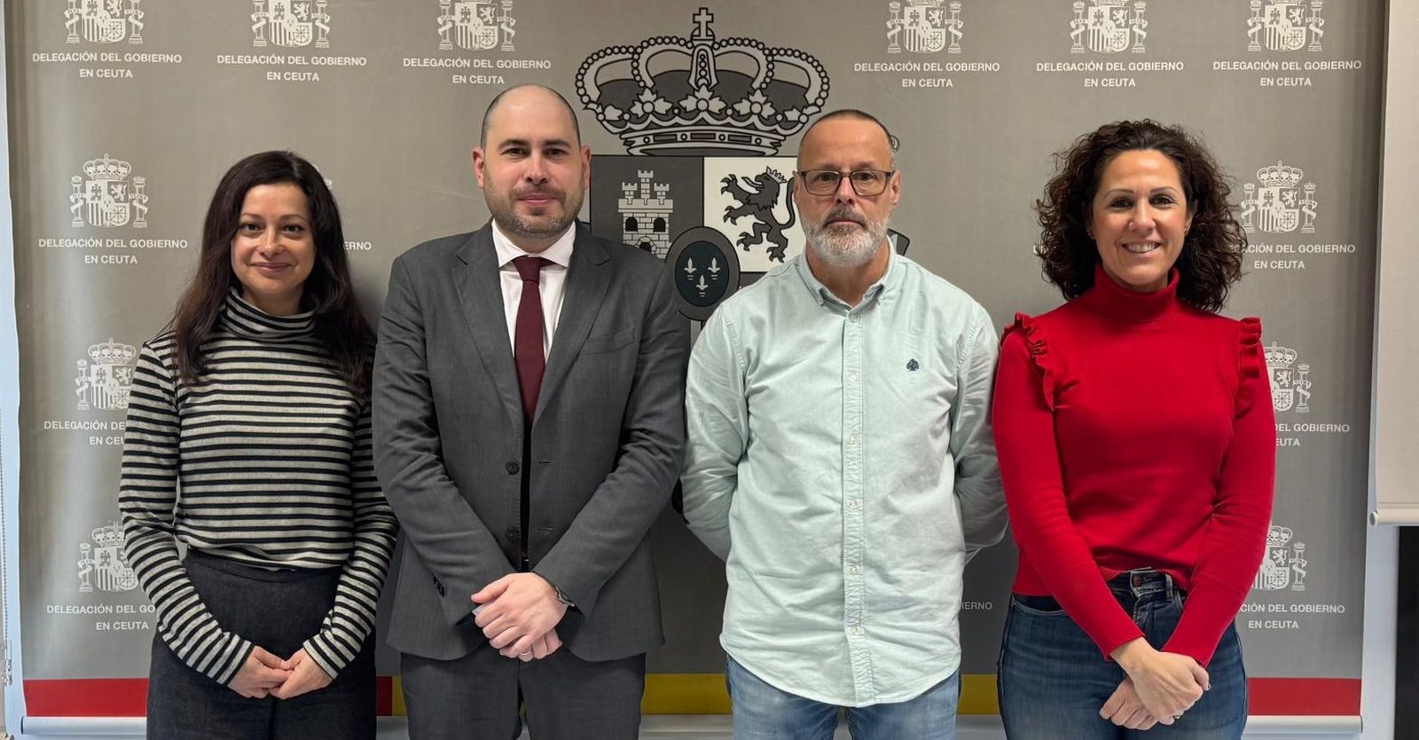 El delegado del Gobierno, Miguel Ángel Pérez Triano, junto a representación de CCOO
