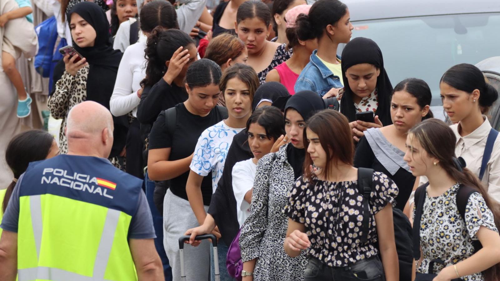 Las niñas del campamento de Sidi Embarek son trasladadas a un centro de menores en el Tarajal