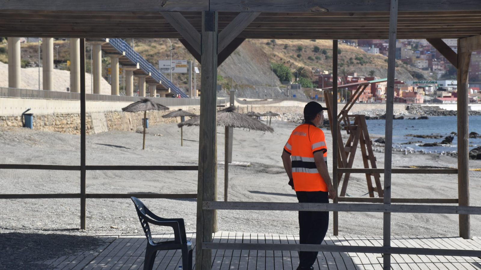 Un operario de Amgevicesa en la playa del Tarajal
