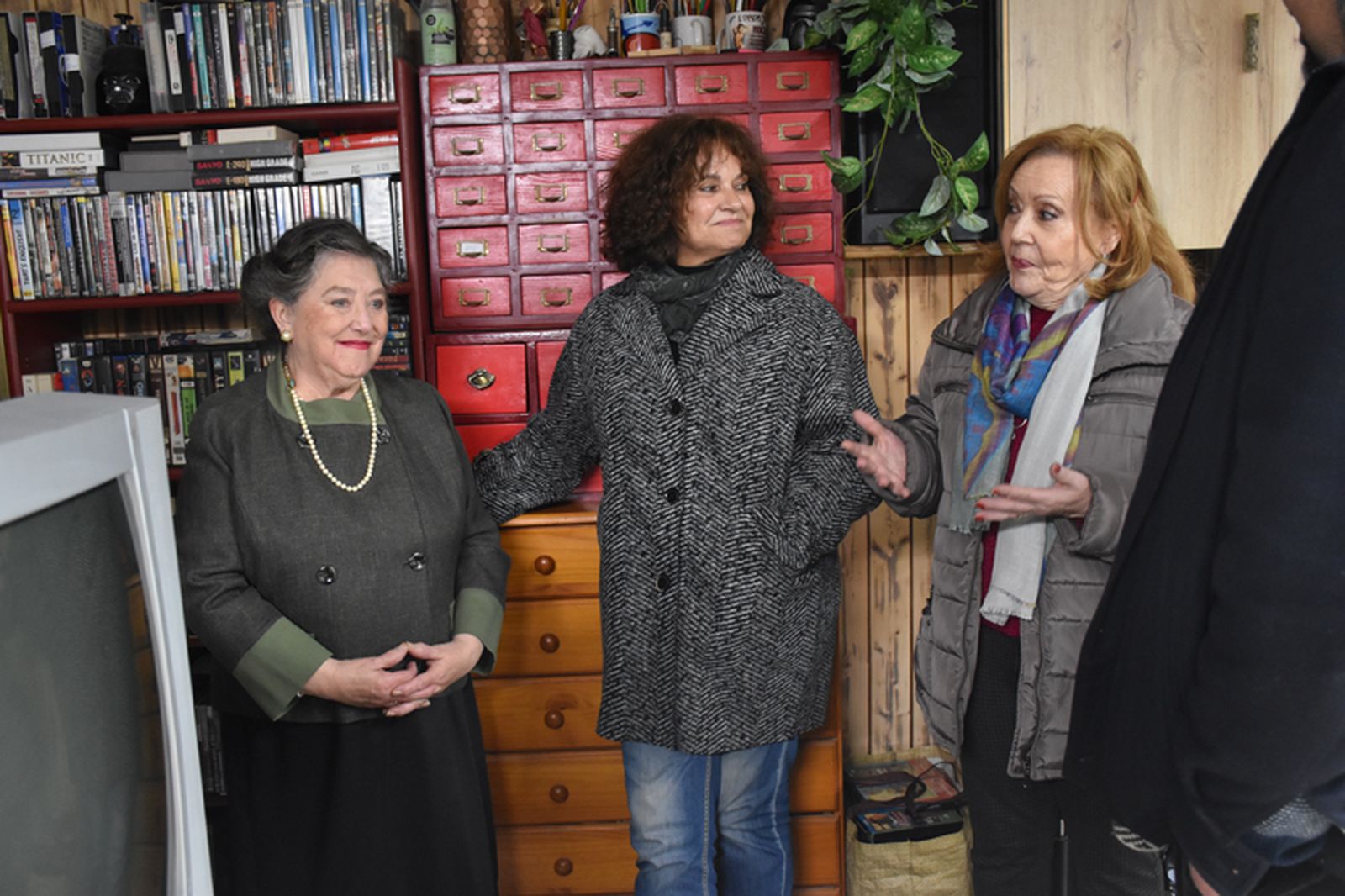 Christie con la responsable del club de lectura de la Adolfo Suárez, Rosa Ramón, y su secretaria, Yolanda Moreno, en el taller de Carlos Lorda. / FOTO G.S.
