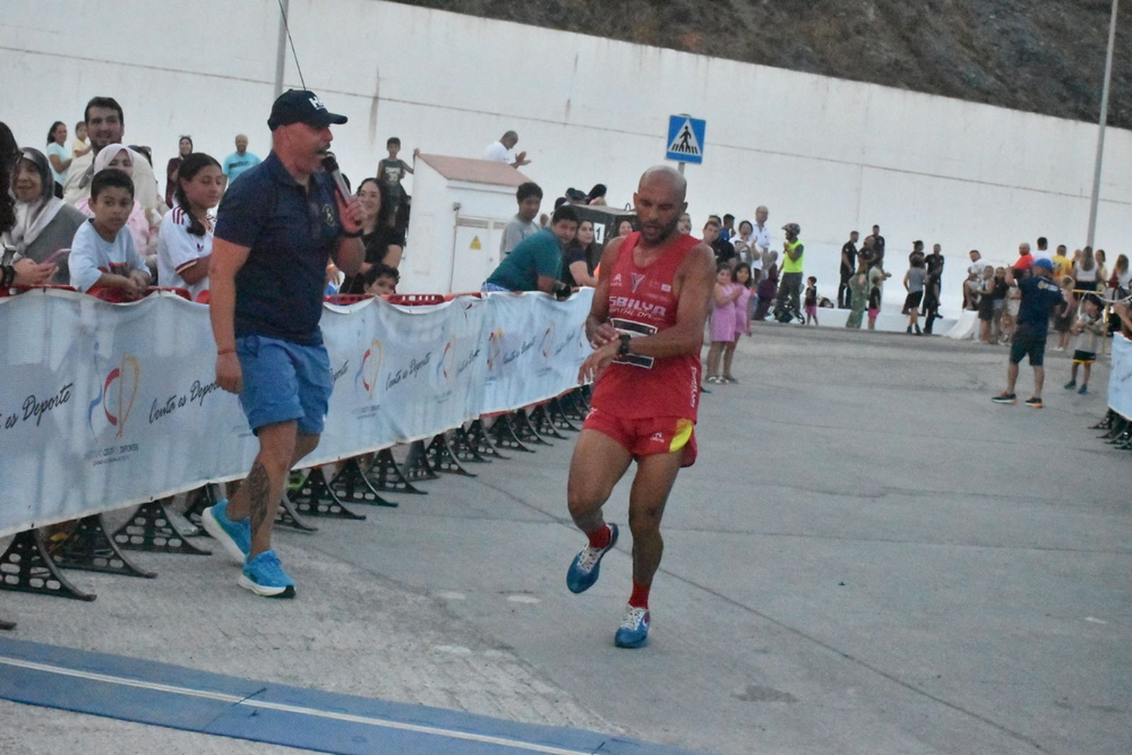 “Bily” y Elena López, reyes de la XXXI carrera popular de San Juan