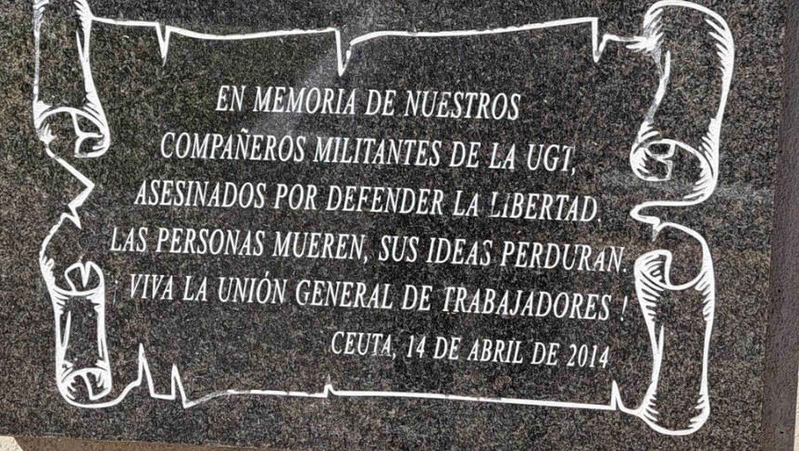 Lápida de homenaje y recuerdo con los símbolos de UGT