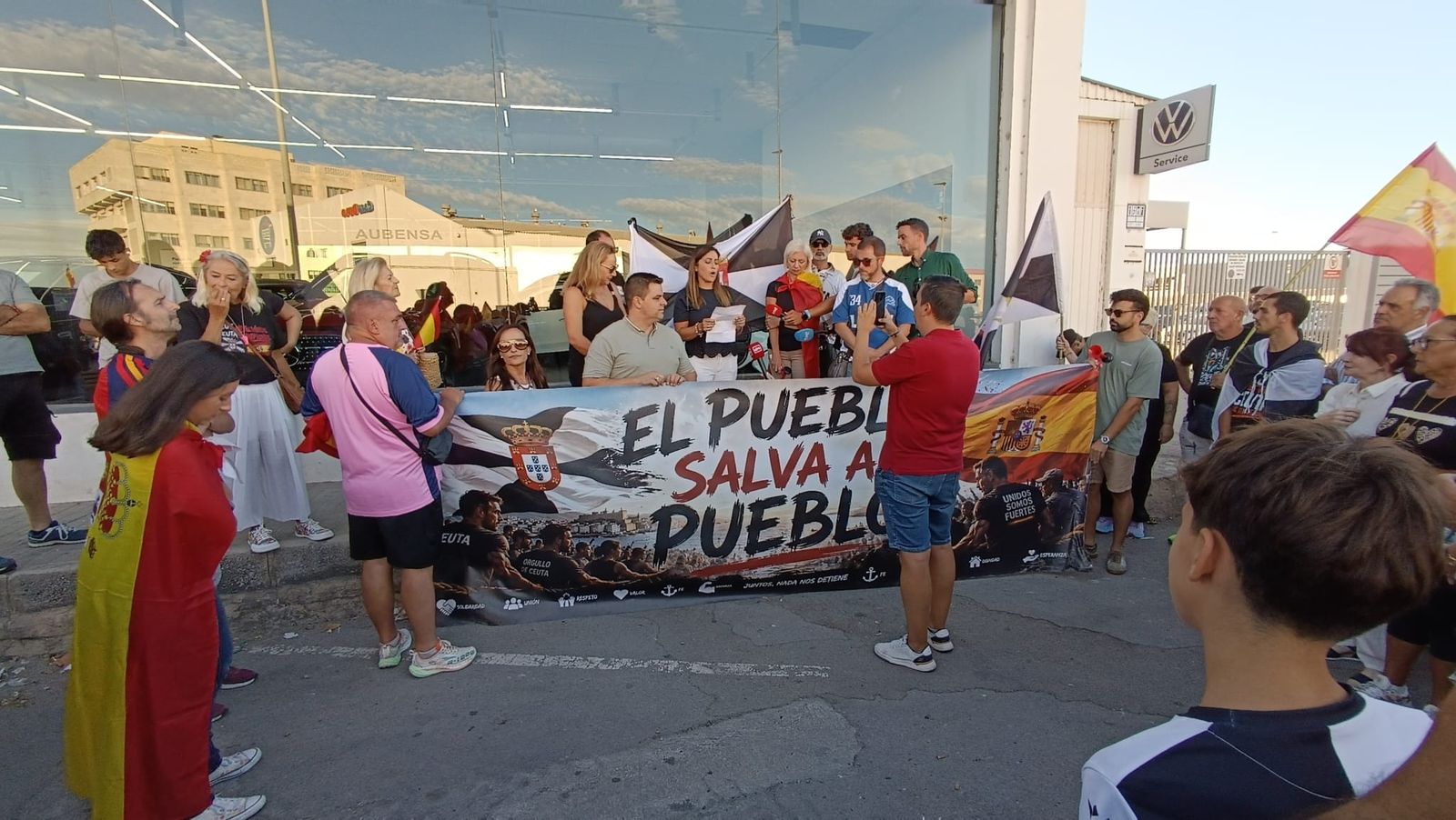 Los trabajadores del Puerto de Ceuta muestran su rechazo al asentamiento migrante