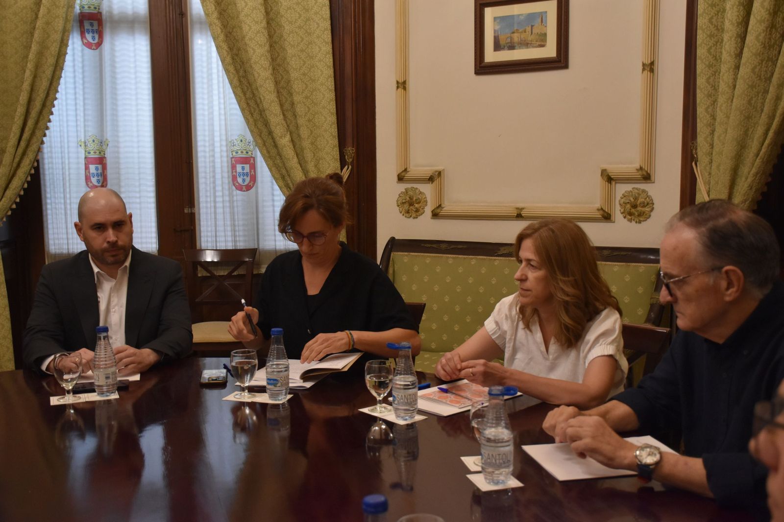 El Gobierno local recibe a la ministra de Sanidad, Mónica García