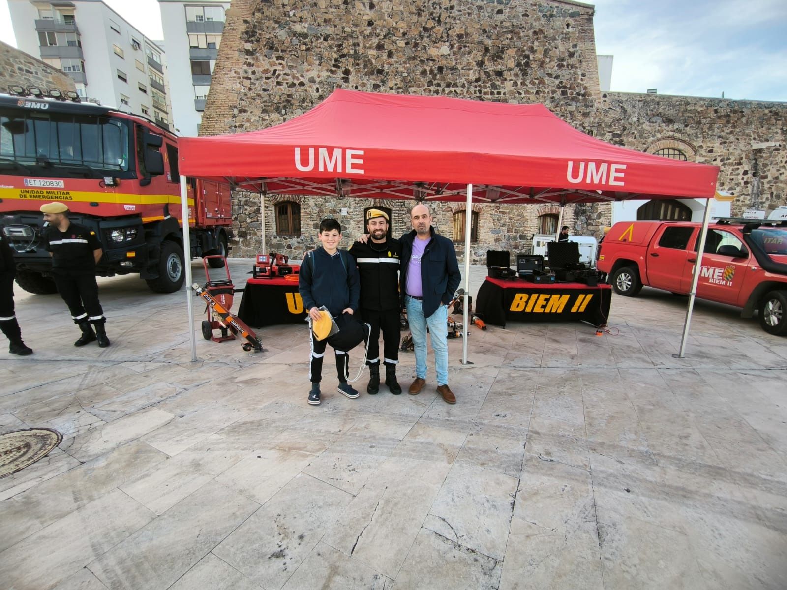 La UME expone sus medios en las Murallas Reales