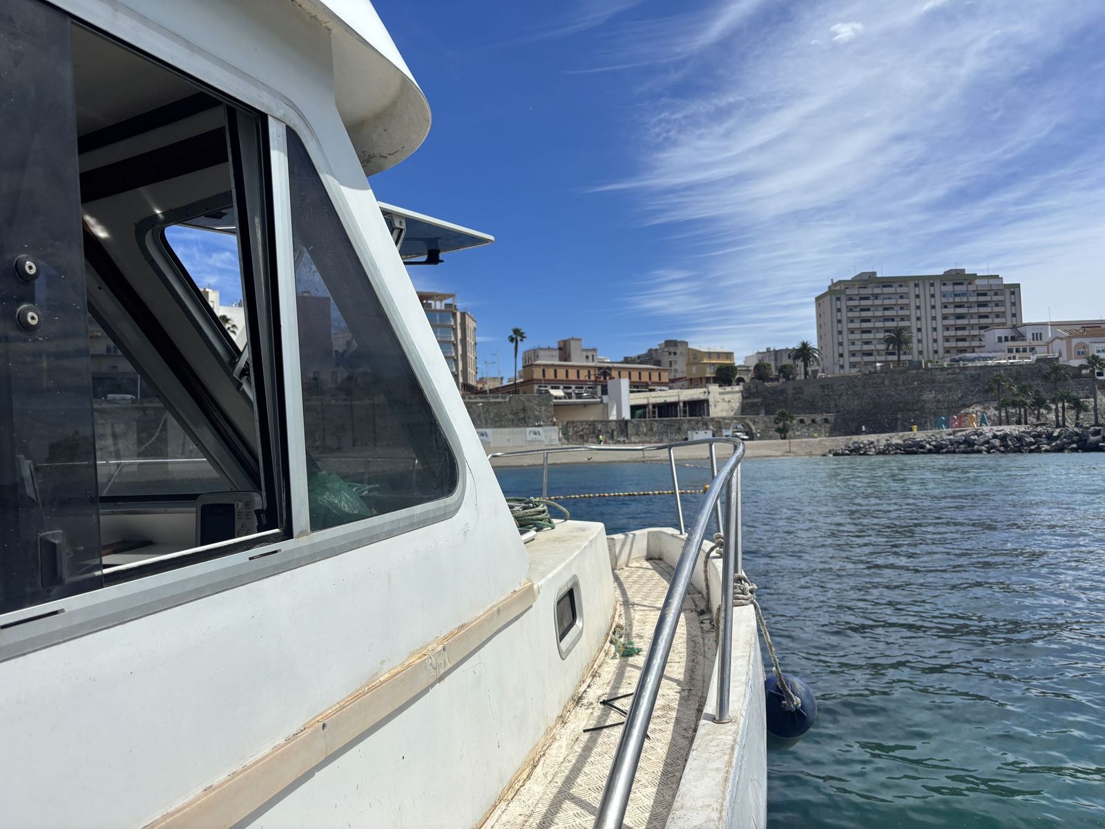 Ceuta blinda sus playas contra las medusas: el trabajo invisible que garantiza un verano seguro en el mar