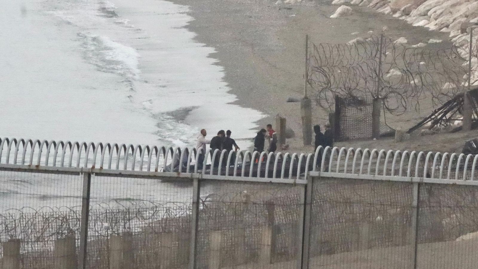 Autoridades marroquíes llegan a la orilla tras rescatar a varios migrantes en altamar. / FOTO REDUAN