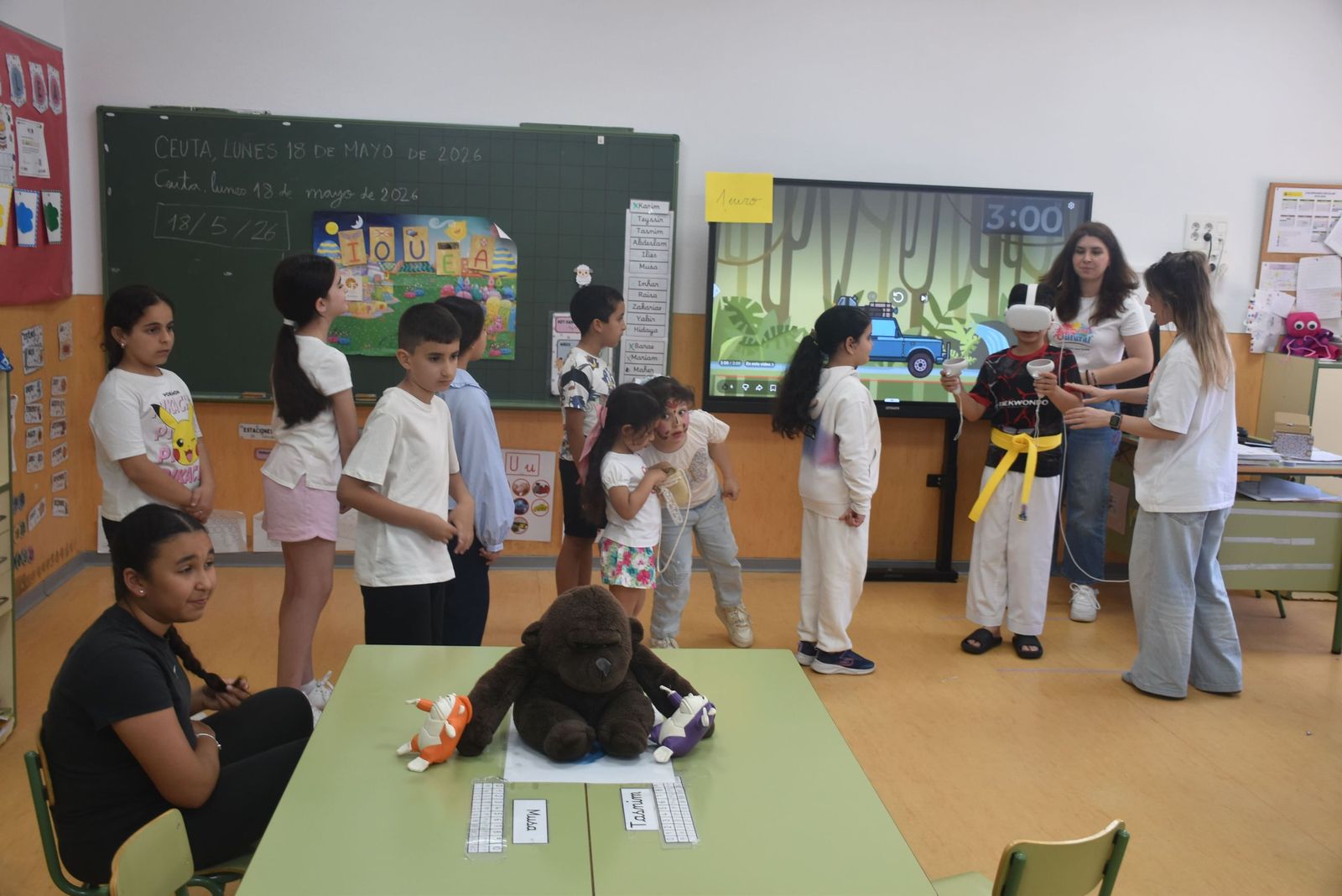 Simpática y colorida selva para poner fin a la Semana Cultural del 'José Acosta'