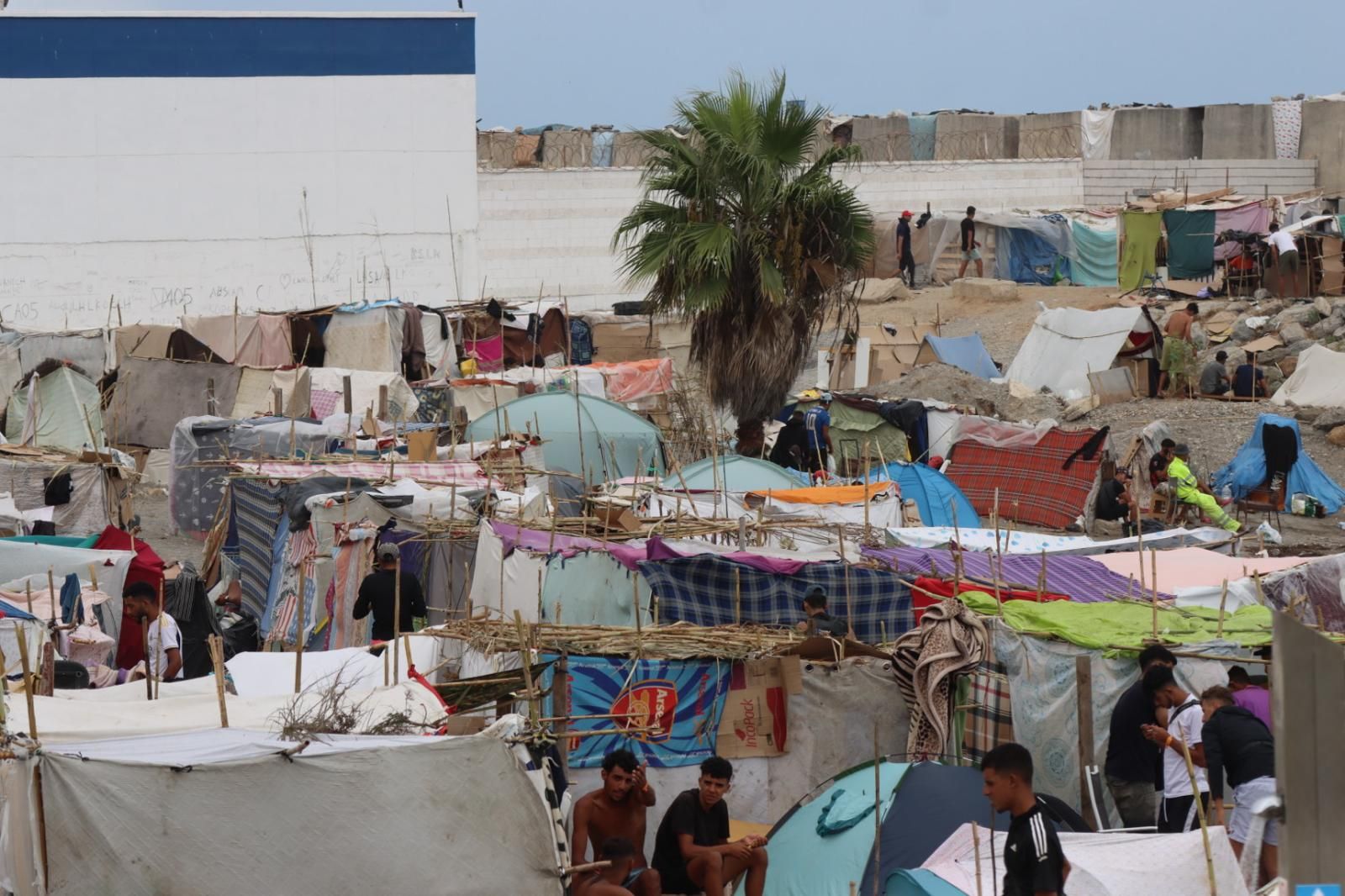 Playa de Benítez llena de chozas de los migrantes