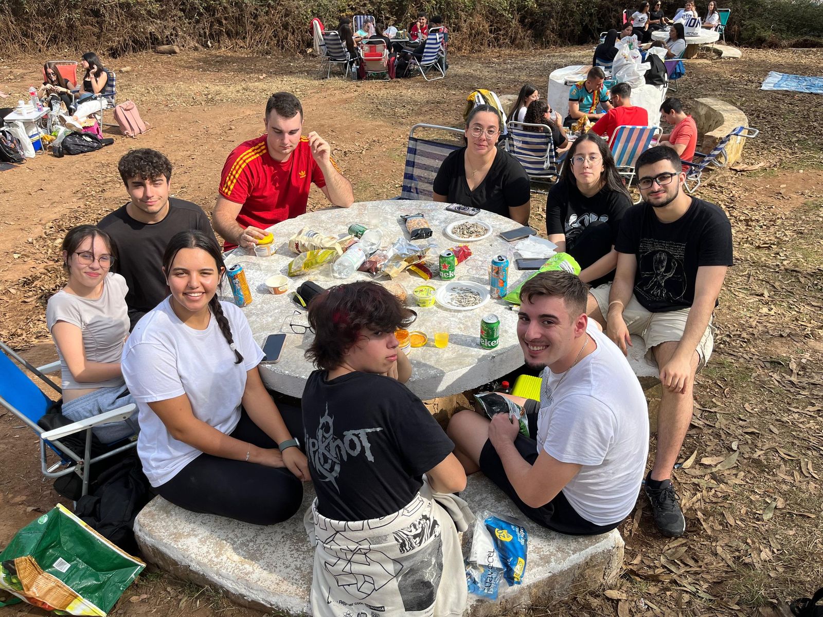 Una Mochila vivida con un ojo puesto en la preservación del entorno natural Una Mochila vivida con un ojo puesto en la preservación del entorno natural