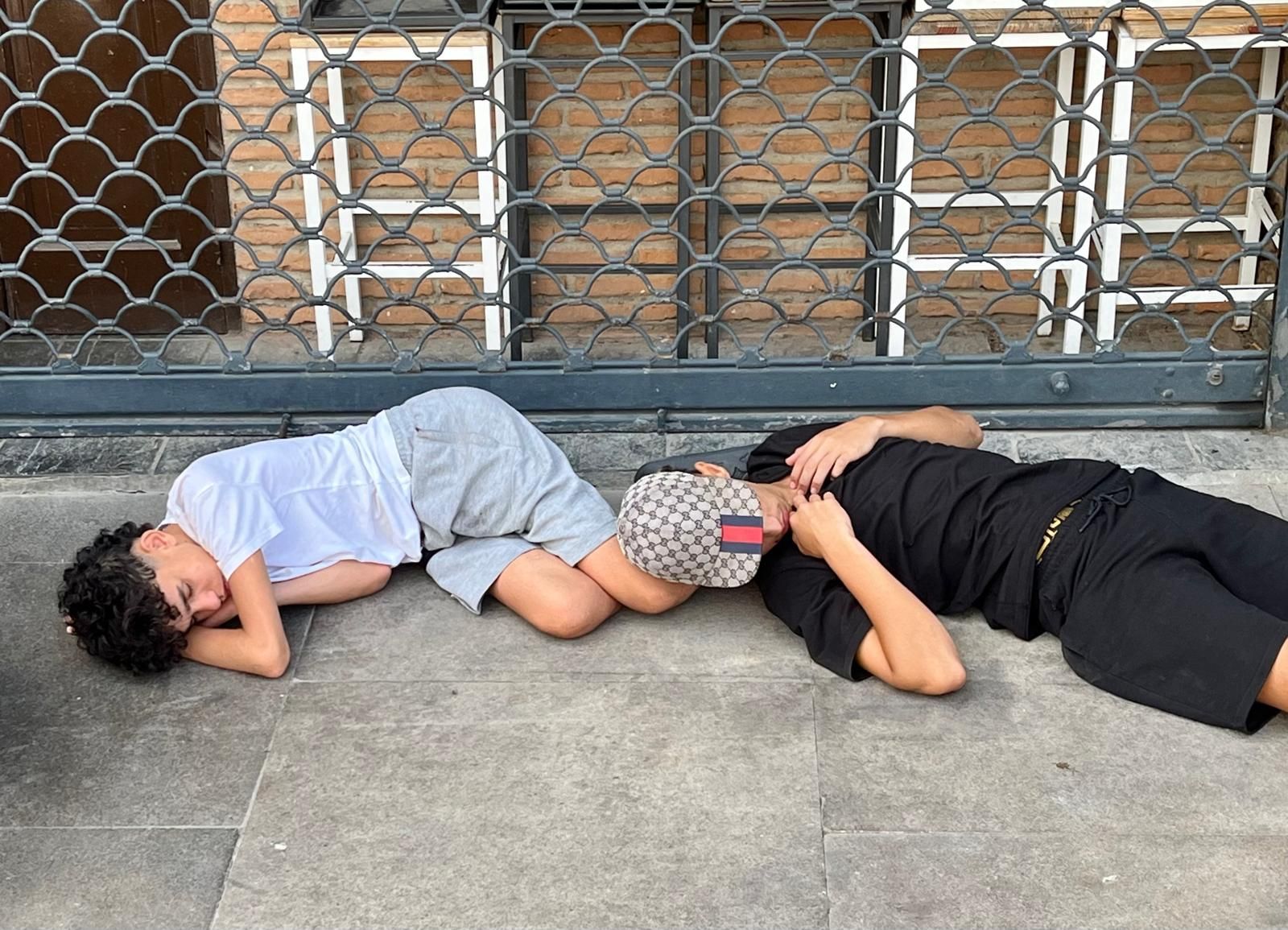 Dos migrantes duermen en la calle junto al Ceuta Center