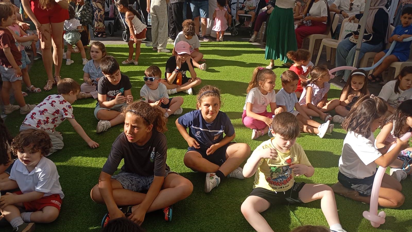 Un grupo de niños disfruta con la actuación de 'La Gotera de Lazotea'