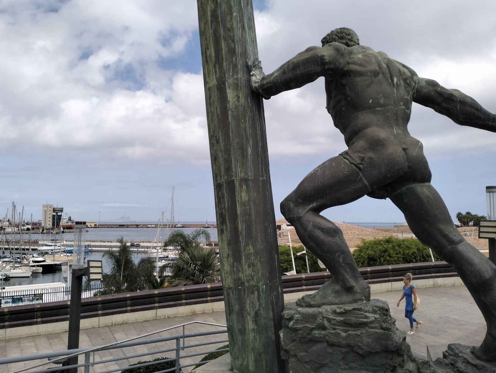 Una viandante camina junto al Monumento a Hércules.